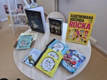 ekspozycja nowości na bibliotecznym okrągłym stoliku. 