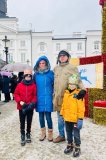Dwóch chłopców- uczniów SP nr 22 w Płocku- stoi z rodzicami na Starym Rynku, przed Urzędem Miasta w Płocku; w tle świąteczne dekoracje.