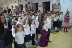 Moment pasowania – wszyscy pierwszoklasiści stoją z uniesionymi dwoma palcami prawej dłoni i składają przyrzeczenie.