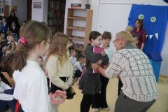 Po pasowaniu – wybrane dzieci przytulają książkę przed którą składali przyrzeczenie.