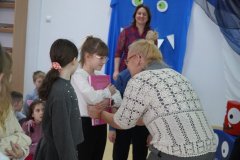 Po pasowaniu – wybrane dzieci przytulają książkę przed którą składali przyrzeczenie.