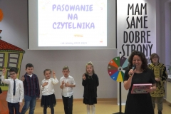 Grupa uczniów klas pierwszych składa przyrzeczenie – na pierwszym planie dyrektor Agnieszka Gawlińska