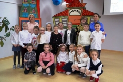 Zdjęcie grupowe uczniów klasy 1a z nauczycielkami