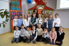 Zdjęcie grupowe uczniów klasy 1b z dyrektor Gawlińską