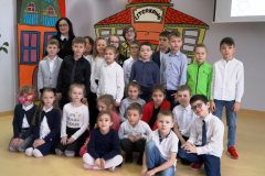 Zdjęcie grupowe uczniów klasy 1c z wychowawczynią