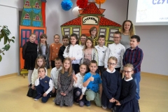 Zdjęcie grupowe uczniów klasy 1d z wychowawczynią