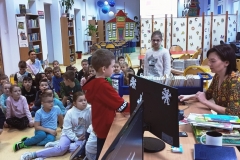 Uczniowie ćwiczą sposób wypożyczania i zwracania książek