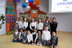 Zdjęcie grupowe uczniów klasy 1e z wychowawczynią