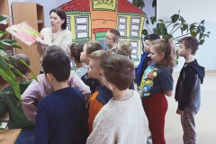 Uczniowie poznają zbiory biblioteki