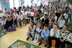 Zdjęcie grupy uczniów podczas uroczystość pasowania na czytelnika