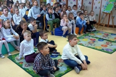 Zdjęcie ogólne uczniów podczas uroczystość pasowania na czytelnika