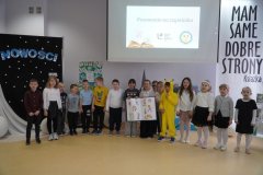 Klasa 1f podczas krótkiego występu prezentująca wykonany przez siebie plakat.