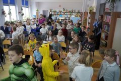 Zadowoleni pierwszoklasiści chwilę pod pasowaniu na czytelnika. 