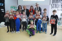 Zdjęcie grupowe klasy 1a z otrzymanymi książkami.