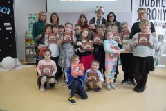 Zdjęcie grupowe klasy 1b z otrzymanymi książkami. 