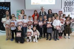 Zdjęcie grupowe klasy 1c z otrzymanymi książkami. 