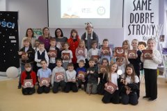 Zdjęcie grupowe klasy 1d z otrzymanymi książkami. 