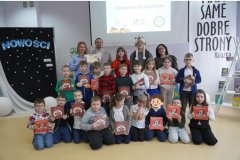 Zdjęcie grupowe klasy 1e z otrzymanymi książkami. 