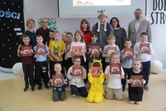 Zdjęcie grupowe klasy 1f z otrzymanymi książkami. 