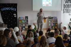 Paweł Śmigała, nauczyciel bibliotekarz, prowadzący uroczystość pasowania i zgłaszające się dzieci.