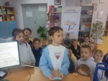 Próba pierwszego wypożyczenia książki w czasie lekcji bibliotecznej. 