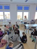 Pani Renata Piliczewska opowiadająca o ciekawych zbiorach bibliotecznych.