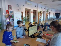 Próba pierwszego wypożyczenia książki w czasie lekcji bibliotecznej. 