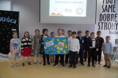 Klasa 1b podczas krótkiego występu prezentująca wykonany przez siebie plakat.