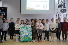 Klasa 1c podczas krótkiego występu prezentująca wykonany przez siebie plakat. 