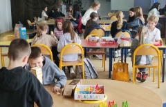 Dzieci siedzą grają w gry planszowe.