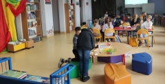 Dzieci siedzą grają w gry planszowe.