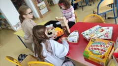 Dzieci siedzą grają w gry planszowe.