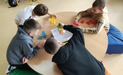 Dzieci siedzą grają w gry planszowe.
