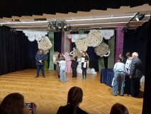 Zosia odbiera nagrodę i gratulacje od członków jury.