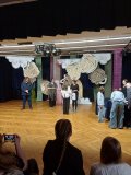 Ania odbiera nagrodę i gratulacje od członków jury.