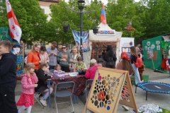 Stoisko Mongolii podczas wydarzenia plenerowego, przy którym dzieci i dorośli uczestniczą w warsztatach plastycznych.