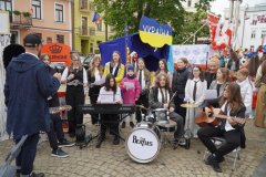 Foto 4. Występ szkolnego big-bandu wraz z chórem TU-TU w roli The Beatles. 