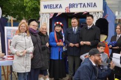 Foto 7. Honorowymi gośćmi, którzy odwiedzili nasze stoisko był Pan ambasador Chin z żoną oraz przedstawiciele Urzędu Miasta Płocka.
