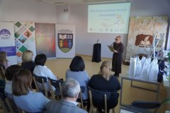 pani Dyrektor Szkoły Podstawowej nr 22 wita przybyłych gości