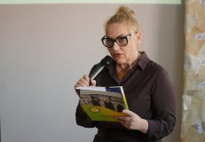 zbliżenie postaci pani Dyrektor szkoły, która wita gości