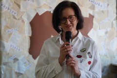 zbliżenie na postać kobiety, która przemawia - Zastępcy Dyrektora Książnicy Płockiej