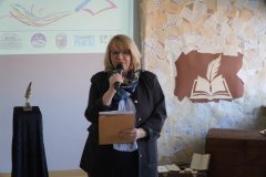 zbliżenie na postać kobiety, która przemawia – przewodniczącej jury konkursowego