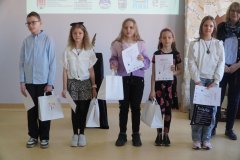 pięcioro laureatów pozuje do wspólnego zdjęcia z przewodniczącą jury