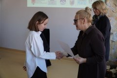 Dyrektor Szkoły Podstawowej nr 22 i przewodnicząca jury wręczają dziewczynce dyplom