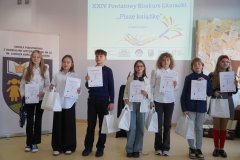 siedmioro laureatów pozuje do wspólnego zdjęcia 