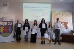 sześcioro laureatów pozuje do wspólnego zdjęcia