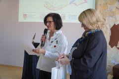 kobieta - Zastępca Dyrektora Książnicy Płockiej oraz kobieta – Kierownik działu oświatowo-edukacyjnego Książnicy Płockiej w trakcie ogłaszania laureata Nagrody Dyrektor Książnicy Płockiej