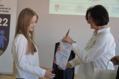 kobieta - Zastępca Dyrektora Książnicy Płockiej wręcza pamiątkowy dyplom dziewczynce – laureatce Nagrody Dyrektor Książnicy Płockiej 