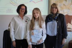 zdjęcie portretowe trzech osób: dwóch bibliotekarek oraz laureatki Nagrody Dyrektor Książnicy Płockiej