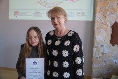 djęcie portretowe dwóch osób: kobiety – prezesa Stowarzyszenia TRAKT oraz laureatki 